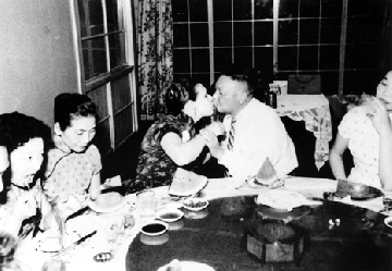 你儂我儂-1950年代，大家專心用餐，夫妻倆卻率性的相吻起來。經國先生和方良女士隨時隨地都親暱不已，旁觀者早就習以為常這種洋派風格。