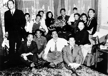 湊熱鬧-1960年代初，經國先生夫婦與友人同歡。