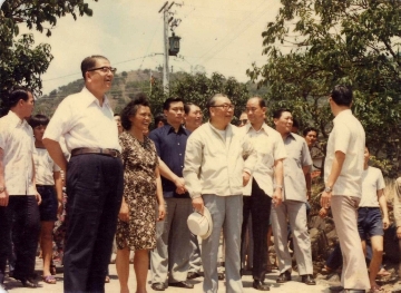 民國69年4月6日，經國先生在臺灣省主席林洋港的陪同下訪視六龜山地育幼院，院長楊媽媽詳細解說育幼院情形。