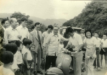 一位騎士正好路過，經國先生問他行車速度，並叮囑他小心騎車。