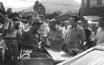 經國先生在集集火車站前向民眾買麥芽糖。